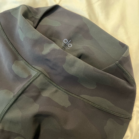 ALO High Waisted Camo Vapor Leggings - Picture 6 of 9